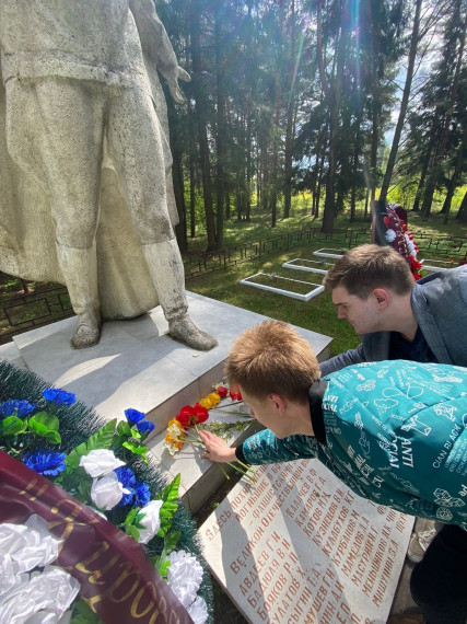 Возложение цветов к мемориалу.